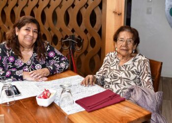 Foto: Rubén Morales // Doña Lidia Navarro y su hija, Lidia Hernández, compartieron un ameno desayuno.
