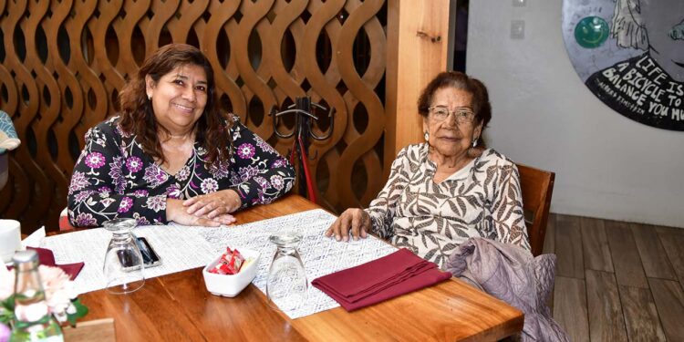 Foto: Rubén Morales // Doña Lidia Navarro y su hija, Lidia Hernández, compartieron un ameno desayuno.