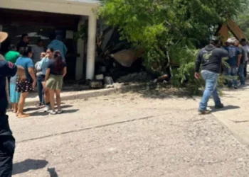 El aparatoso accidente vial se suscitó justo afuera de un local comercial en Santa María Xochixtlapilco.