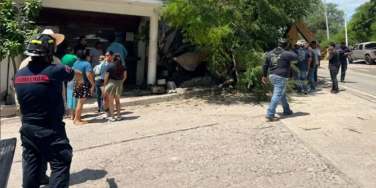 El aparatoso accidente vial se suscitó justo afuera de un local comercial en Santa María Xochixtlapilco.