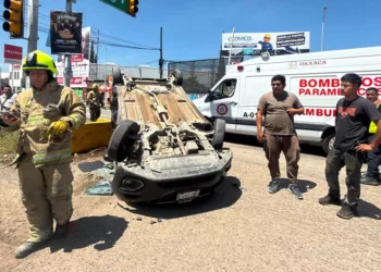 El automóvil Chevrolet Spark quedó completamente destrozado de la parte frontal tras chocar contra el Jetta en el cruce de la vía federal 175.