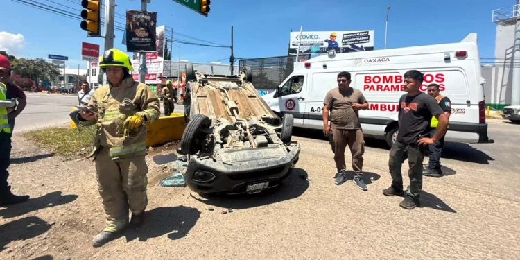 El automóvil Chevrolet Spark quedó completamente destrozado de la parte frontal tras chocar contra el Jetta en el cruce de la vía federal 175.