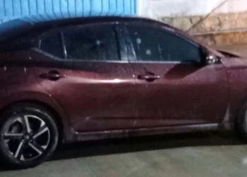 El automóvil Nissan Sentra de la víctima quedó bajo resguardo policial tras presentar múltiples impactos de bala.