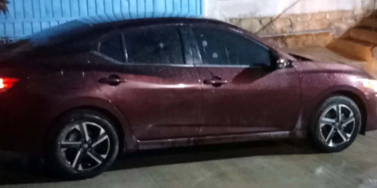 El automóvil Nissan Sentra de la víctima quedó bajo resguardo policial tras presentar múltiples impactos de bala.