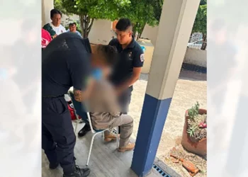 El empleado de la tercera edad sufrió una profusa herida en la cabeza.