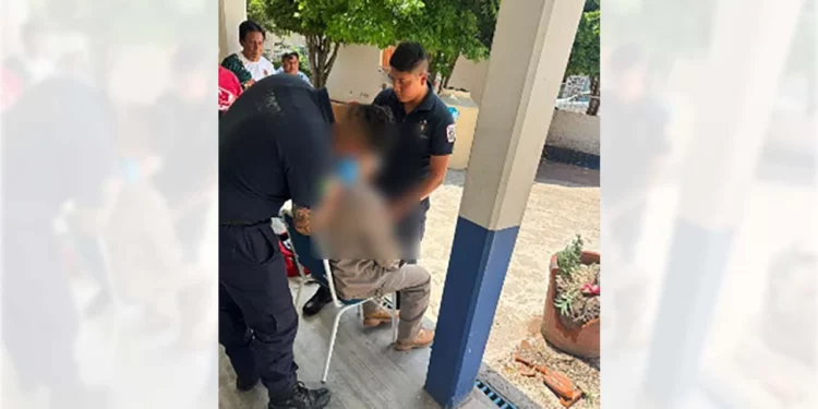 El empleado de la tercera edad sufrió una profusa herida en la cabeza.
