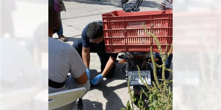 El percance vehicular se registró en la intersección de las calles Pino y Framboyanes.