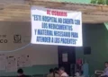 Foto: redes sociales // En agosto de 2025 trabajadores habían colocado mantas con las deficiencias en el hospítal de San Pablo Huixtepec.