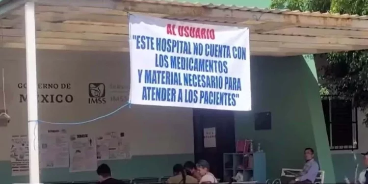 Foto: redes sociales // En agosto de 2025 trabajadores habían colocado mantas con las deficiencias en el hospítal de San Pablo Huixtepec.