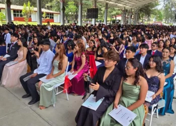 Estudiantes recibieron sus certificados durante la ceremonia de graduación.