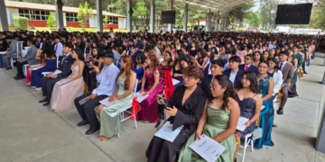 Estudiantes recibieron sus certificados durante la ceremonia de graduación.