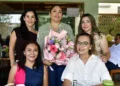Foto: Rubén Morales // Geidi Ríos Toledo muy feliz disfrutando de la compañía de sus grandes amigas.