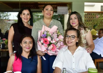Foto: Rubén Morales // Geidi Ríos Toledo muy feliz disfrutando de la compañía de sus grandes amigas.