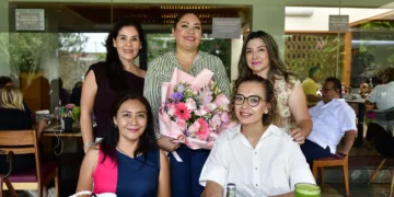 Foto: Rubén Morales // Geidi Ríos Toledo muy feliz disfrutando de la compañía de sus grandes amigas.