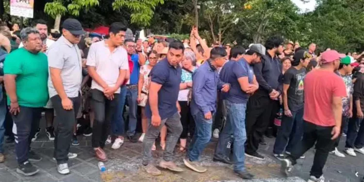 Foto: redes sociales // Gobierno con muchas explicaciones aún por ofrecer por la presencia de un grupo de choque en el Desfile de Delegaciones.
