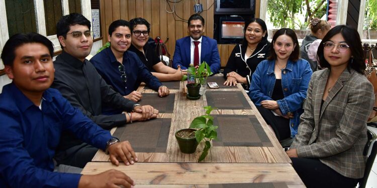 Foto: Rubén Morales // Integrantes de la comunidad jurídica compartieron un rico desayuno.