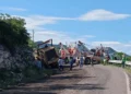 La volcadura de la aplanadora amarilla provocó el cierre total de la carretera Huajuapan-Acatlán.