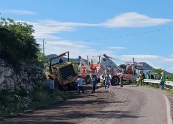 La volcadura de la aplanadora amarilla provocó el cierre total de la carretera Huajuapan-Acatlán.