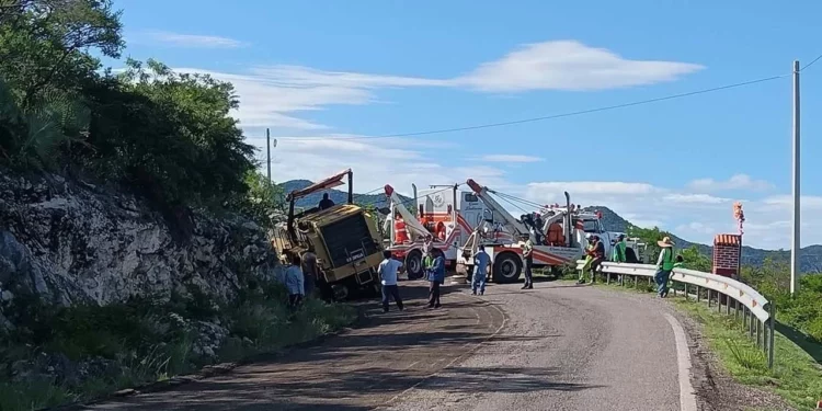 La volcadura de la aplanadora amarilla provocó el cierre total de la carretera Huajuapan-Acatlán.