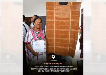 La artesana Elida Lucina Merino Hernández elaboró su obra que resalta la riqueza de la tradición textil de su comunidad.