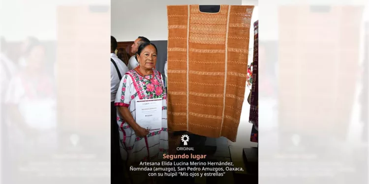 La artesana Elida Lucina Merino Hernández elaboró su obra que resalta la riqueza de la tradición textil de su comunidad.