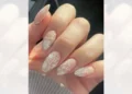 Las uñas de encaje blanco se convierten en el diseño favorito de la temporada gracias a su estilo sofisticado y versátil.