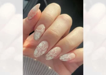 Las uñas de encaje blanco se convierten en el diseño favorito de la temporada gracias a su estilo sofisticado y versátil.