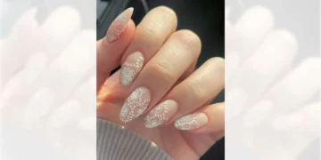 Las uñas de encaje blanco se convierten en el diseño favorito de la temporada gracias a su estilo sofisticado y versátil.