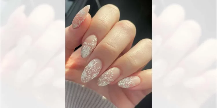 Las uñas de encaje blanco se convierten en el diseño favorito de la temporada gracias a su estilo sofisticado y versátil.