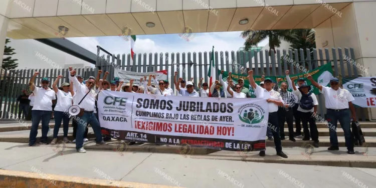 Foto: Adrián Gaytán // Movilizaciones de jubilados de la CFE en defensa de sus derechos.