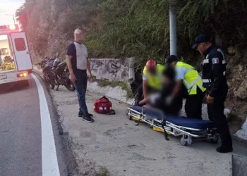 Paramédicos del Heroico Cuerpo de Bomberos auxiliaron al conductor herido sobre el paraje Ojo de Agua.