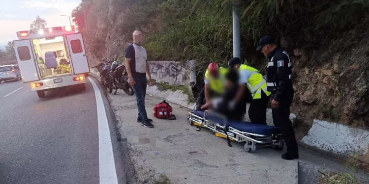 Paramédicos del Heroico Cuerpo de Bomberos auxiliaron al conductor herido sobre el paraje Ojo de Agua.