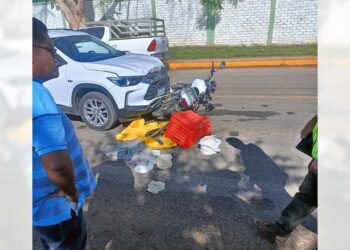Paramédicos brindaron atención médica de urgencia al motociclista que quedó derribado.