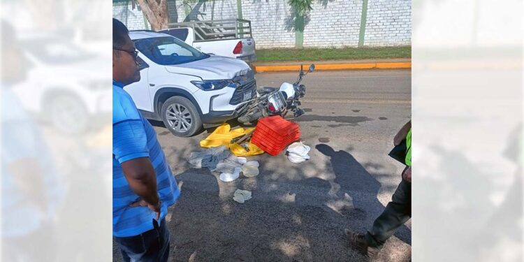 Paramédicos brindaron atención médica de urgencia al motociclista que quedó derribado.