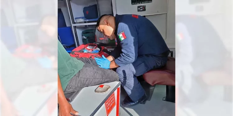 Paramédicos de Bomberos atendieron las lesiones del joven de 17 años.