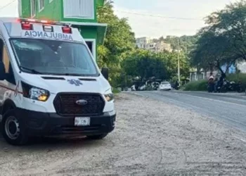 Paramédicos de Bomberos brindaron los primeros auxilios al motociclista.