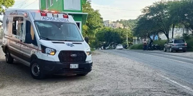 Paramédicos de Bomberos brindaron los primeros auxilios al motociclista.