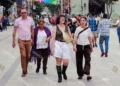 Foto: Adrián Gaytán // Paseantes en el Zócalo capitalino. La IP y el gobierno difieren en torno a cifras de visitantes, ocupación hotelera y derrama económica.