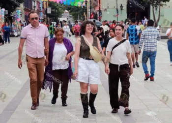 Foto: Adrián Gaytán // Paseantes en el Zócalo capitalino. La IP y el gobierno difieren en torno a cifras de visitantes, ocupación hotelera y derrama económica.