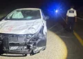 Elementos viales y federales implementaron un dispositivo de abanderamiento preventivo en el paraje ‘Don Ramón’ tras el choque en cadena. Las pesadas unidades involucradas quedaron varadas sobre la Carretera Federal 175.