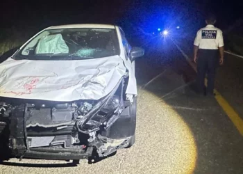 Elementos viales y federales implementaron un dispositivo de abanderamiento preventivo en el paraje ‘Don Ramón’ tras el choque en cadena. Las pesadas unidades involucradas quedaron varadas sobre la Carretera Federal 175.