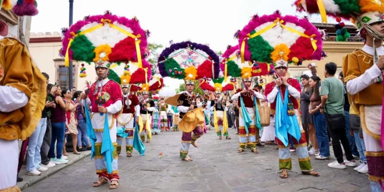 Foto: Gobierno de Oaxaca // Los danzantes de la Pluma dieron una probadita de lo que será la Guelaguetza 2026.