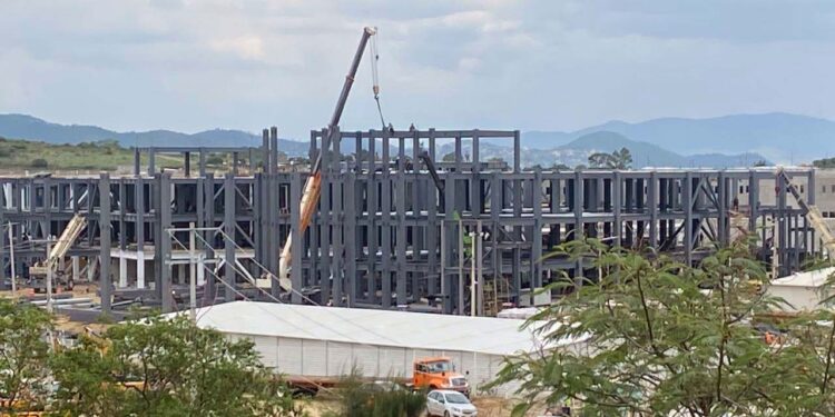Foto: cortesía // A la mitad del camino, el nuevo hospital del ISSSTE en Ciudad Salud, dice Martí Batres.