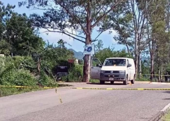 Autoridades de investigación realizaron el aseguramiento de la camioneta Volkswagen tras el hallazgo de la persona fallecida en su interior.