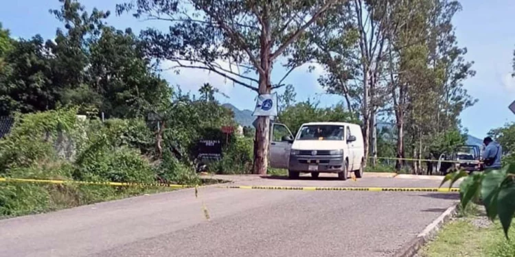 Autoridades de investigación realizaron el aseguramiento de la camioneta Volkswagen tras el hallazgo de la persona fallecida en su interior.