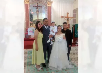 Carlos Méndez y Soledad Alavez celebraron su matrimonio y en la misma ceremonia bautizaron a su hijo Carlos Gabriel.