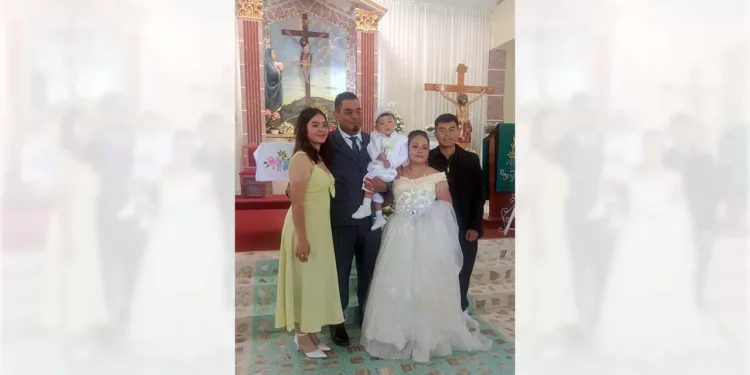 Carlos Méndez y Soledad Alavez celebraron su matrimonio y en la misma ceremonia bautizaron a su hijo Carlos Gabriel.