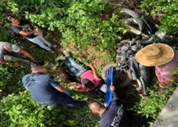 El conductor, bajo aparentes efectos del alcohol, fue rescatado por paramédicos de Bomberos.