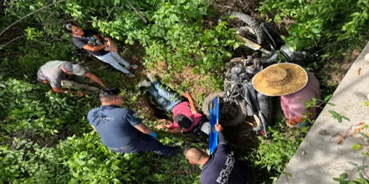 El conductor, bajo aparentes efectos del alcohol, fue rescatado por paramédicos de Bomberos.