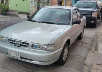 El delincuente aprovechó la noche para llevarse la unidad estacionada en la calle Narciso Mendoza